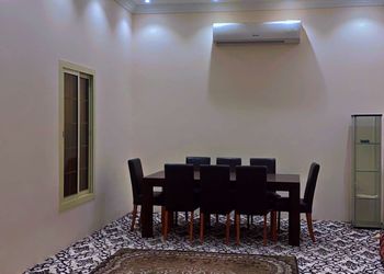 استراحة بمسطح اخضر وجلسة خارجية