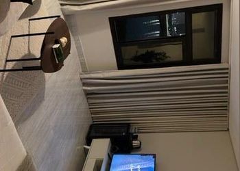 استديو بأثاث مريح وبسيط 