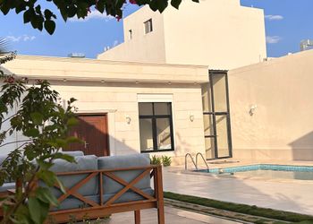 شاليه بغرفة نوم مطلة على المسبح