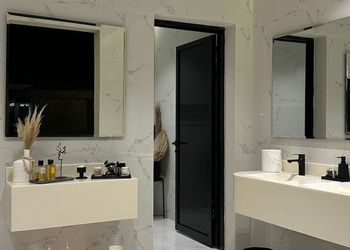 شاليه بمسطح اخضر وجلسة خارجية 