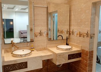 شاليه بجلسة تطل على مسبح خارجي 