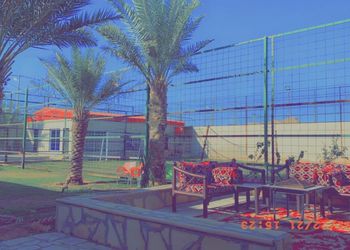 شاليه بمسطح اخضر وجلسة خارجيه