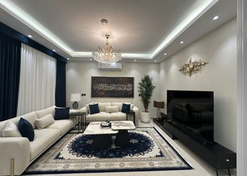 شقة بصالة وثلاث غرف نوم