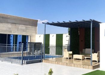 شاليه بجلسة تطل على مسبح خارجي 