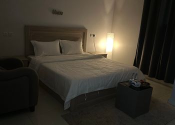 استديو باثاث مريح وبسيط 