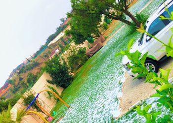 شاليه بمسطح اخضر وجلسة خارجية 