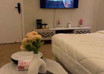 استديو بأثاث مريح وبسيط 