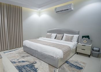 شقة بصالة جلوس وغرف نوم مريحة 