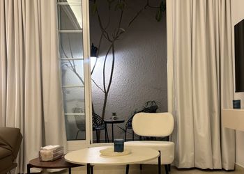 استديو بأثاث مريح وبسيط 