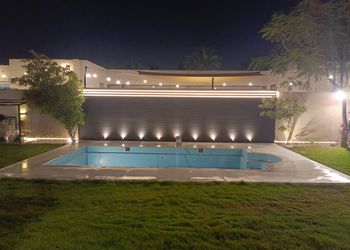 استراحة بمسبح خارجي ومسطح اخضر
