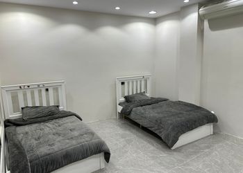 استراحة بمسطح اخضر وجلسه خارجيه