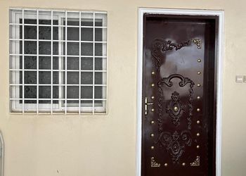 شقة بصالة مريحة وغرفة نوم 