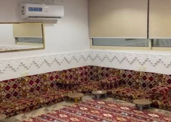 استراحة بإطلالة على مسبح وجبل