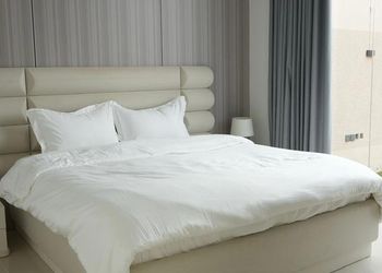 شاليه بمسطح اخضر ومسبح 