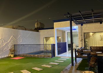 شاليه بصالة مطلة على الفناء الخارجي