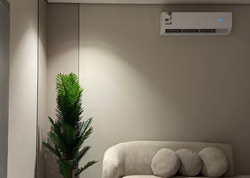 استديو بأثاث مريح وبسيط 