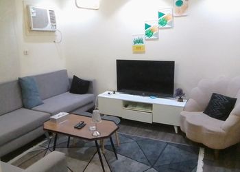 شقة بغرفة معيشة وغرفة نوم 