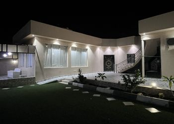 شاليه تصميم واسع ومسبح خارجي 