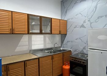 مخيم ببيت شعر و ملعب كرة طائرة