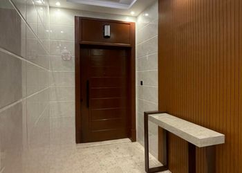 استوديو حديث بأريكة ودخول ذاتي