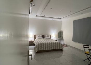 استديو بأثاث مريح وبسيط 