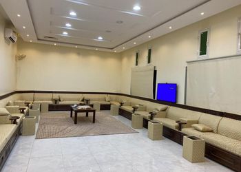 استراحة بمجلس واسع ومسطح اخضر 