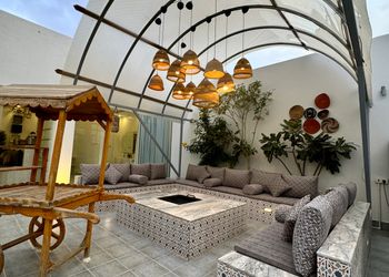 شاليه بجلسة خارجيه وركن شواء