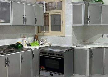 شقة بصالة وثلاث غرف نوم
