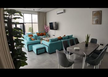 شاليه بجلسة تطل على مسبح خارجي 