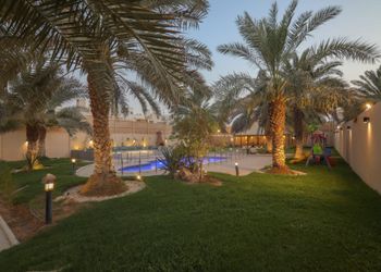 شاليه بمسطح اخضر و جلسة خارجية