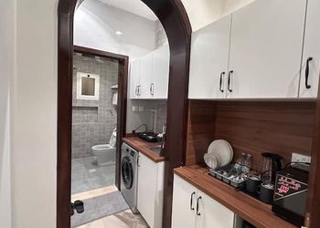 استديو بأثاث مريح وبسيط 