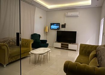 شاليه بجلسة تطل على مسبح داخلي 