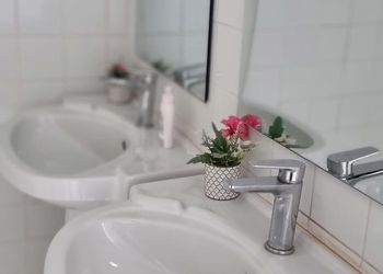استراحة بجلسات خارجية ومسبح 