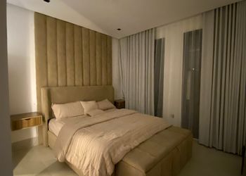 شقه فندقيه ثلاث غرف مطبخ سينما