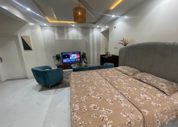 استديو بأثاث مريح وبسيط 