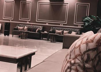 شاليه بصالة مطلة على المسبح