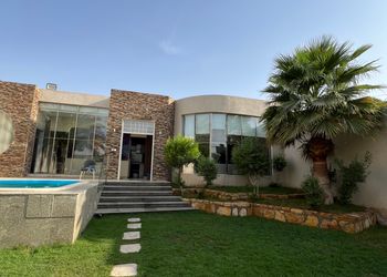 شاليه بمسبح وألعاب اطفال