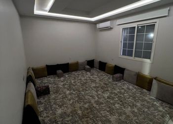 شاليه بمسطح اخضر ومسبح 