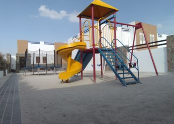 شاليه بجلسة خارجية ومسبح 