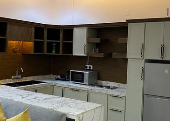 شالية بمجلس مطل على المسبح 