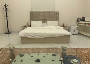 استديو بسرير ماستر وجلسة جانبية