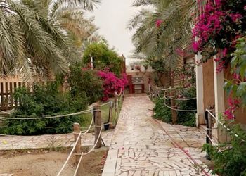 مزرعة بطابع تراثي ومسطحات خضراء