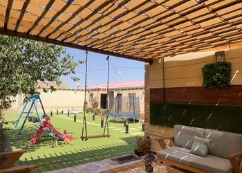 شاليه بجلسة خارجية ومسطح اخضر