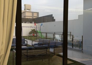 شاليه بمسطح اخضر و مسبح