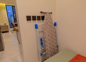 شقة فاخرة بصالة أنيقة ومريحة 