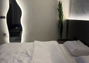 استديو بأثاث مريح وبسيط 