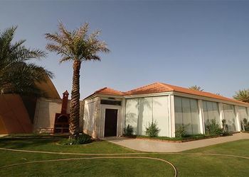 شالية بمسطحات خضراء ومسبح خارجي