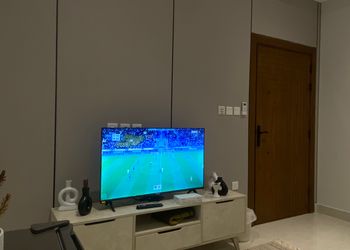 استديو بأثاث مريح وبسيط 