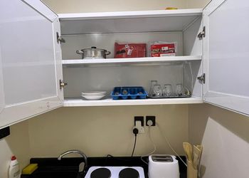 استديو بأثاث مريح وبسيط 
