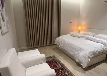 شقة بصالة جلوس وغرفتين نوم 